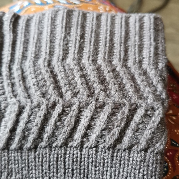 Christopher Fisher 100%cashmere sweater. Size Small. - Picture 8 of 9